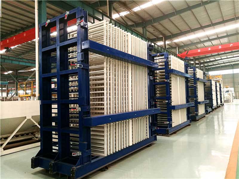 復合墻板機是生產(chǎn)輕質(zhì)復合墻板的主要設(shè)備